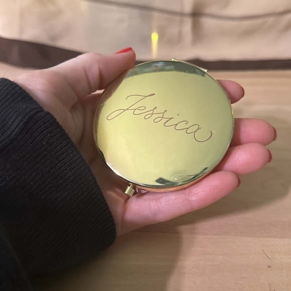 Brand new engraved compact mirror - Picture 3 of 4